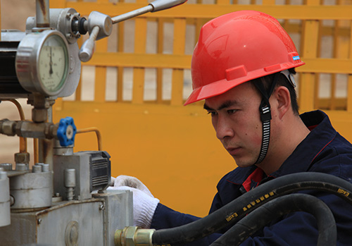 技(ji)術人員調試(shì)工作現場圖(tu)-航天泵閥